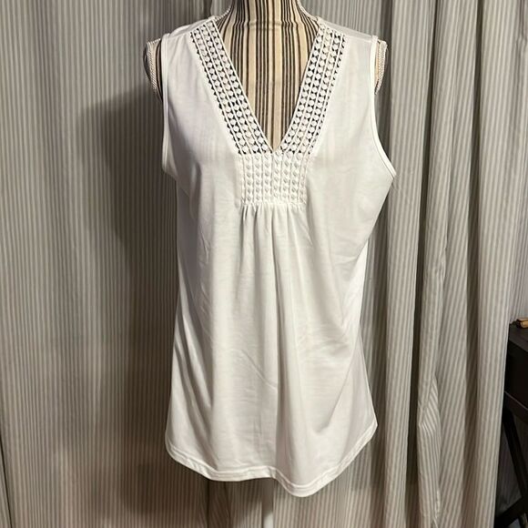 Xieerduo White Sleeveless Top - Picture 1 of 6